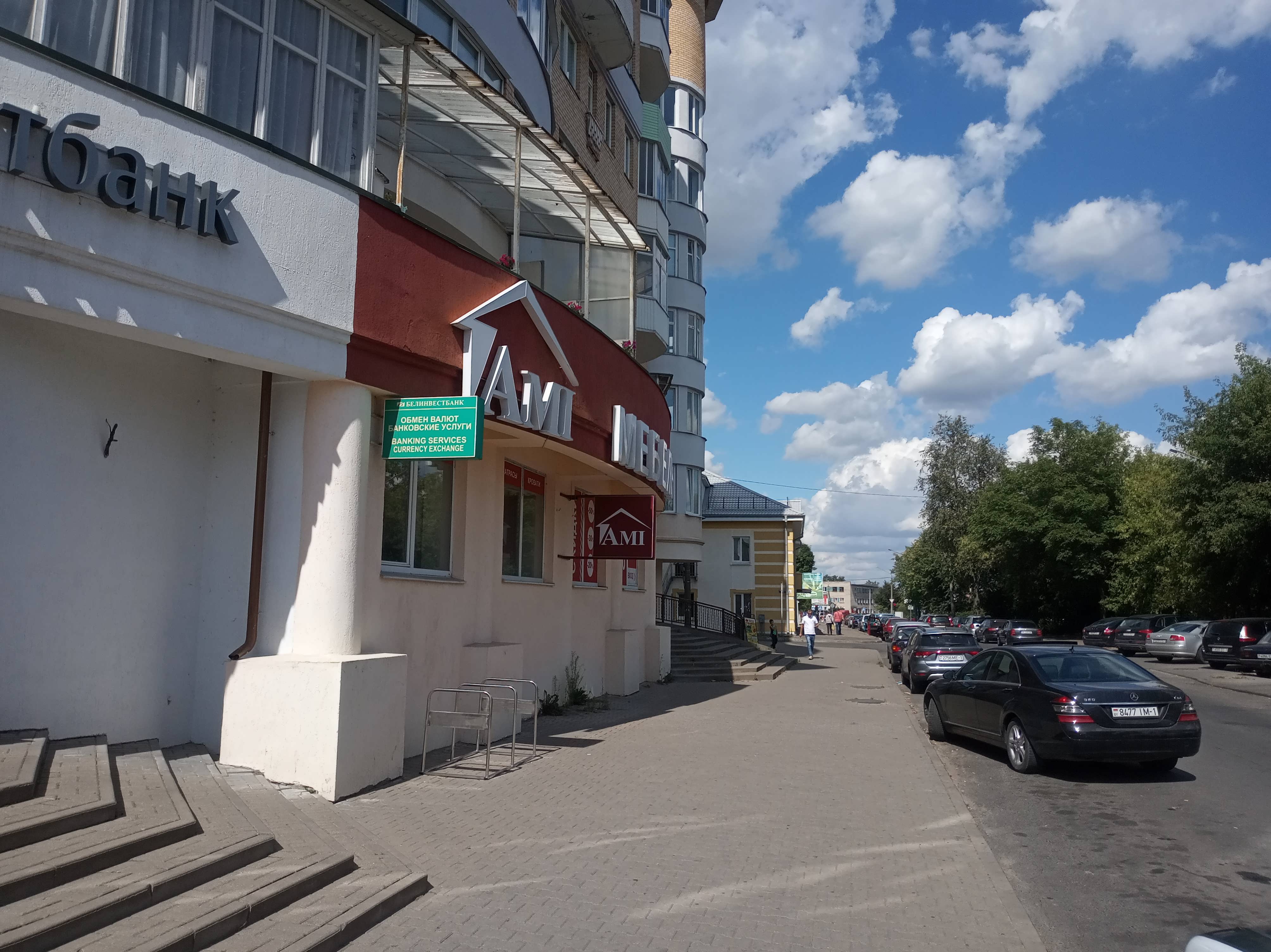 Торговое помещение 409м² в центре города по адресу г.Барановичи, ул.Димитрова, 15-72. Фасад. Тротуар