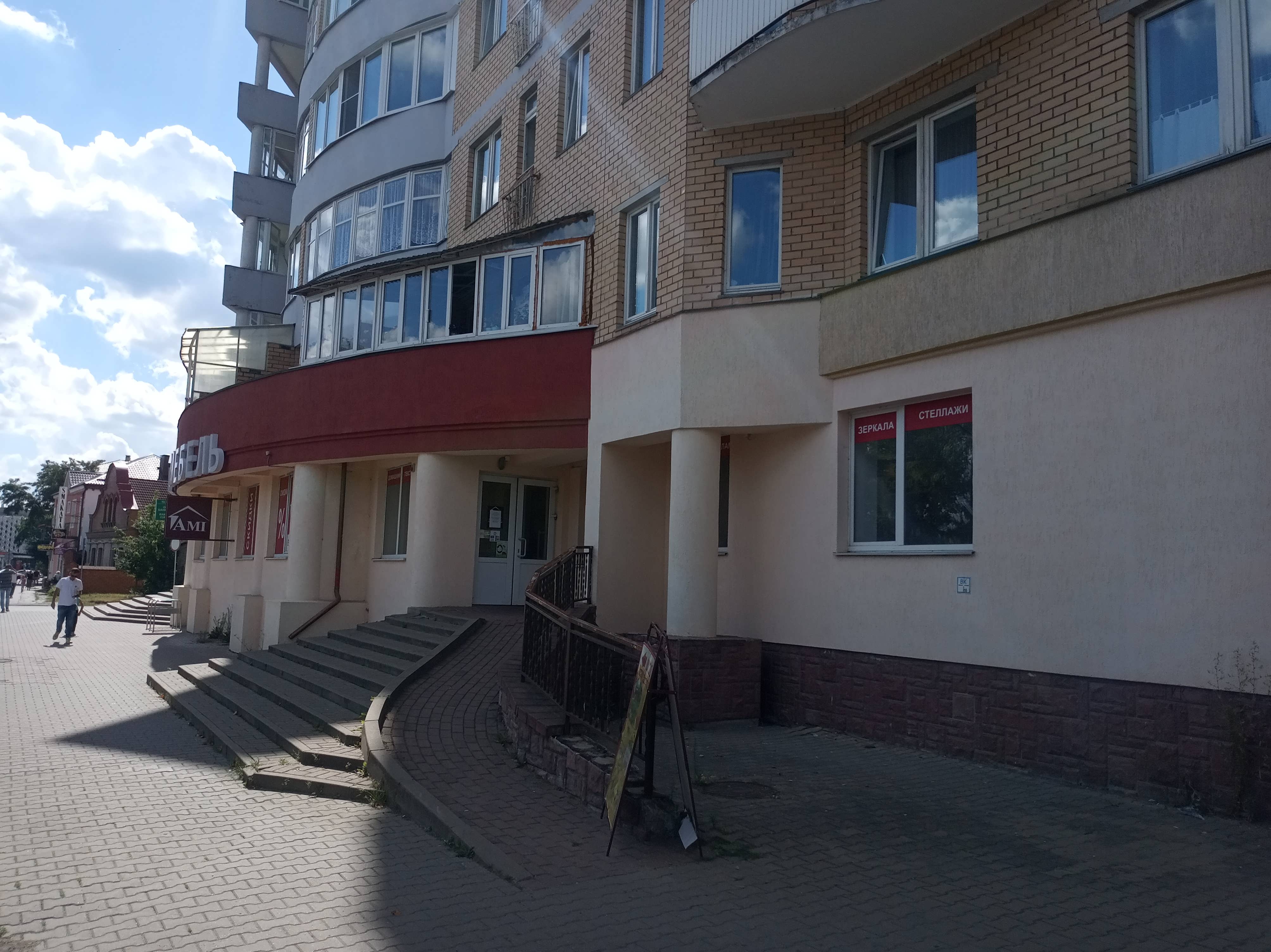 Торговое помещение 409м² в центре города по адресу г.Барановичи, ул.Димитрова, 15-72. Фасад сбоку